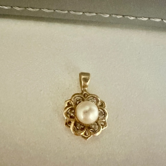 Real Gold 10k Gold Floral Pearl Necklace Pendant - Picture 2 of 2